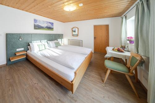 Postel nebo postele na pokoji v ubytování Frühstückspension Gästehaus Zum weissen Rössl