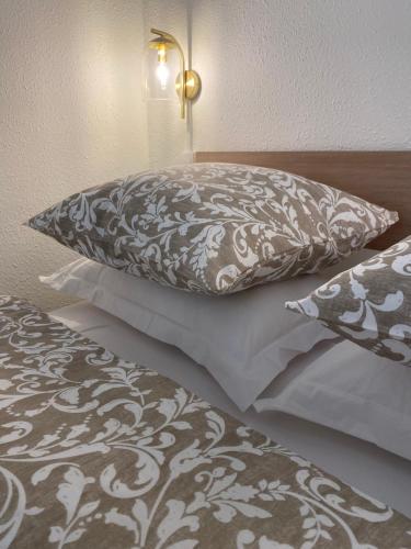 un lit avec deux oreillers dessus dans l'établissement Vue sur l’eau, au Cap d'Agde