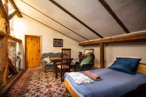 a bedroom with a bed and a table and chairs at Pałac Gorzanów in Gorzanów