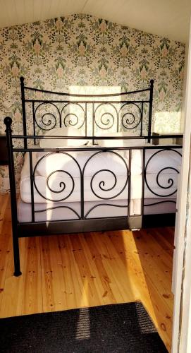a black and white bed in a room at Unikt läge med stora Alvaret som närmsta granne in Mörbylånga