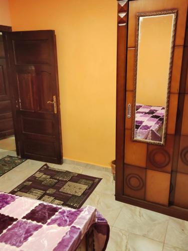 a room with a door and a mirror and a bed at Flores casas de playa in Alexandria