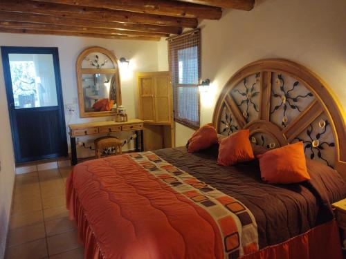 a bedroom with a large bed and a desk at Hotel Mansion Tarahumara in Areponapuchi