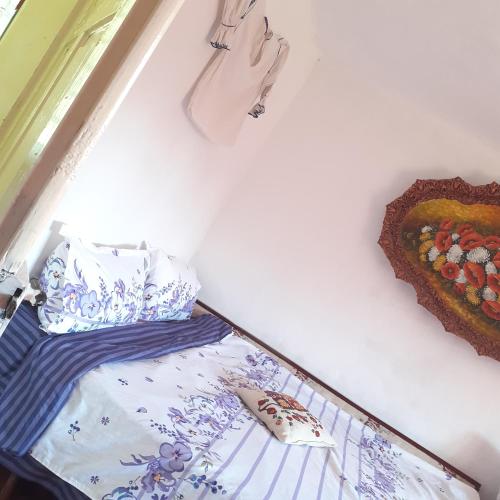 a room with a bed with pillows and a mirror at RUSTIC SEJOUR,Roşia Montana in Roşia Montană