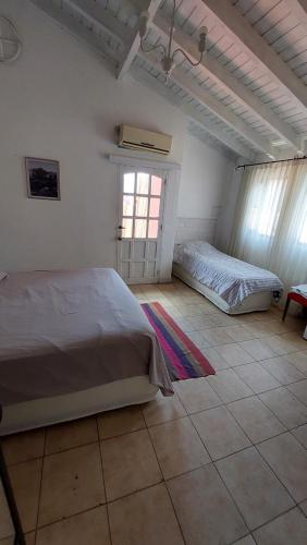 1 dormitorio con 2 camas y ventana en Casa Bordó Salta en Salta