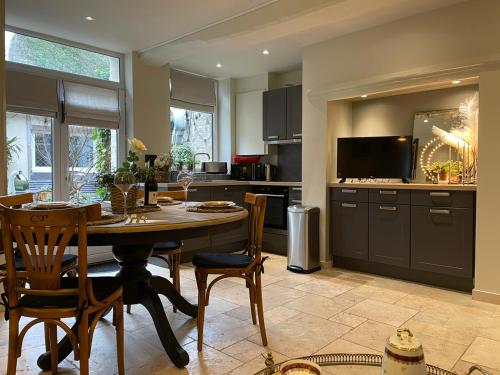 Dapur atau dapur kecil di Les Maisons d'Augustine, nouvelle demeure de la cour Ste Catherine