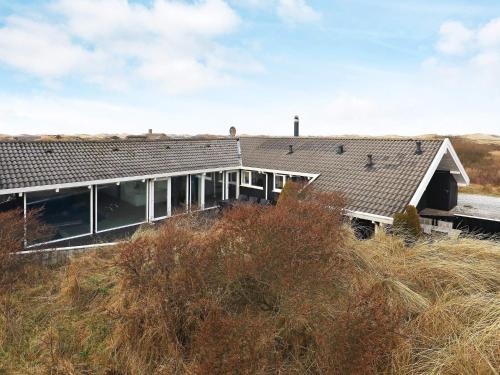 ロンストラップにある12 person holiday home in Hj rringの丘の上の屋根付き家