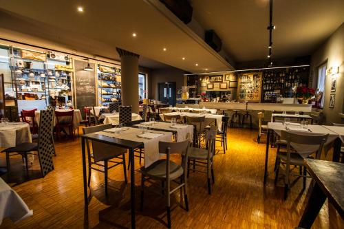 Reštaurácia alebo iné gastronomické zariadenie v ubytovaní Hotel Elefante