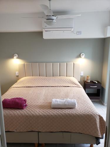 - une chambre avec un lit et 2 oreillers dans l'établissement Prema, à San Miguel de Tucumán