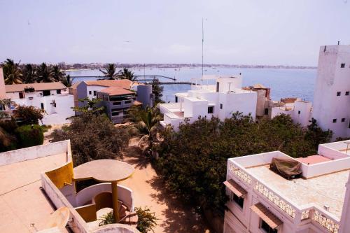 uma vista para uma cidade com edifícios e o oceano em Résidence abdou diouf em Dakar