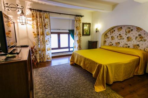 レッジョ・ディ・カラブリアにあるAl Cortilettoのベッドルーム1室(黄色いベッド1台、窓付)