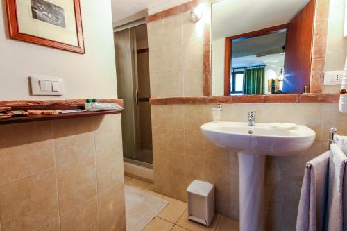 bagno con lavandino e specchio di Al Cortiletto a Reggio di Calabria