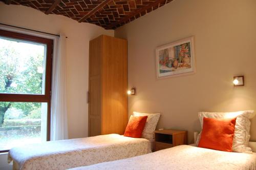 a bedroom with two beds and a window at Gîte dans un Domaine Historique in Chevreuse