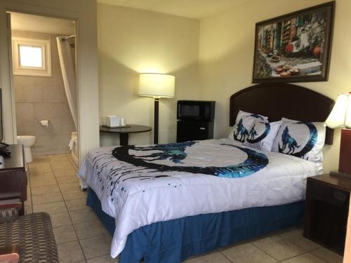 a bedroom with a large bed in a room at Wolf Inn Hotel in Sandusky