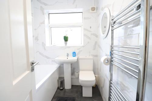 A bathroom at Detached Bungalow - Sleeps 8 - Free Parking, Fast Wifi, Smart TV and Garden by Yoko Property
