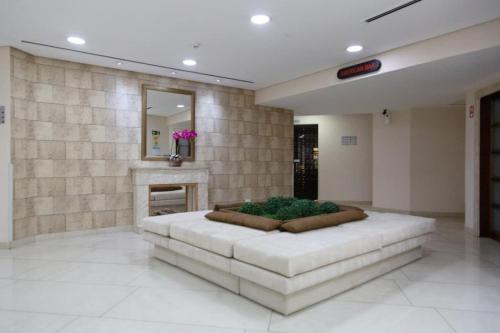 Habitación grande con sofá grande en el centro en Paulista Wall Street Flat 10, en São Paulo