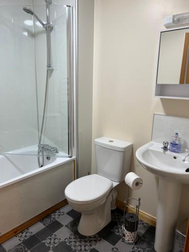 Et badeværelse på Bright and modern 2 bedroom home in Kirkwall