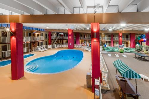 Bazén v ubytování Quality Inn & Suites Richfield nebo v jeho okolí