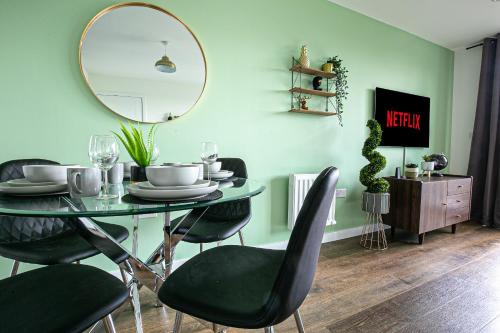 a dining room with a table with chairs and a mirror at Penthouse Apartment - City Centre - Free Parking, Balcony, Fast Wifi and Smart TV with Netflix by Yoko Property in Milton Keynes
