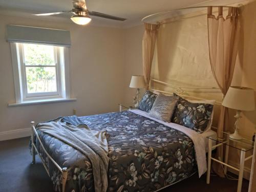Un pat sau paturi într-o cameră la Donnybrook Cottages - Donnybrook