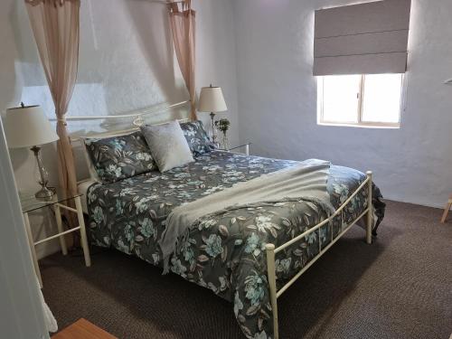 Un pat sau paturi într-o cameră la Donnybrook Cottages - Hutt River