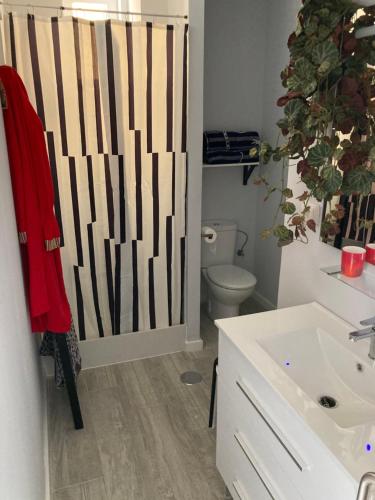 baño con lavabo blanco y valla de madera en Apartamentos Costamar, en Arona