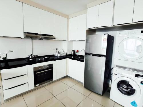 Nhà bếp/bếp nhỏ tại ●T11●2Pax●Studio●5min●Queensbay●Pg Bridge View●