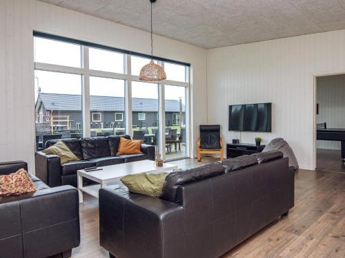 ein Wohnzimmer mit 2 Sofas und einem TV in der Unterkunft 14 person holiday home in Glesborg in Glesborg