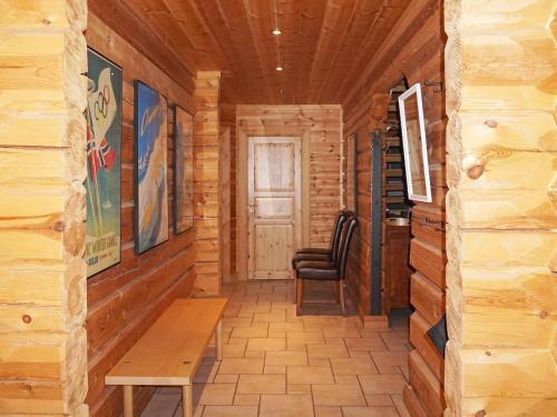 un pasillo en una cabaña de madera con una mesa y una silla en 11 person holiday home in S LEN, en Stöten