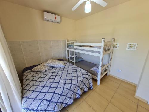 Uma ou mais camas em beliche em um quarto em Ampla casa com 5 quartos e vista para o mar