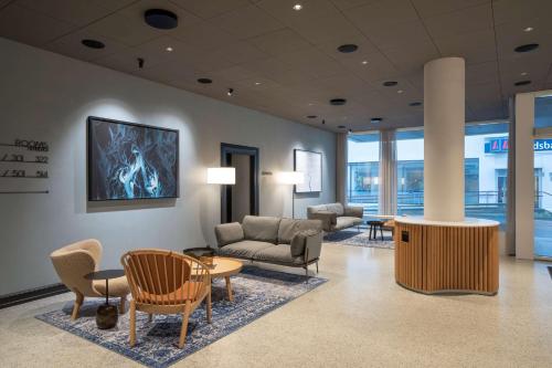 eine Lobby mit Sofas und Stühlen in einem Gebäude in der Unterkunft Radisson Blu 1919 Hotel, Reykjavík in Reykjavík