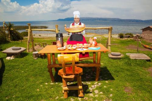 a statue of a chef sitting at a table at Luquina Experience Lodge in Luquina