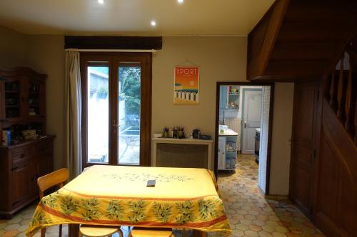 Il comprend une chambre avec un lit et une cuisine équipée d'un réfrigérateur. dans l'établissement Tout un 2eme étage à 300 mètres de la mer, chez l'habitant !, à Fécamp