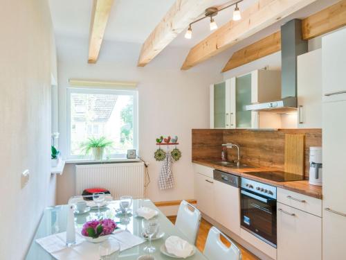 Een keuken of kitchenette bij Holiday home with large balcony