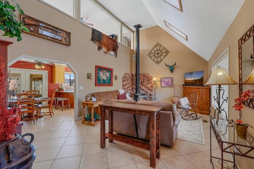 - un salon avec un canapé et une table dans l'établissement V2 Mountain Retreat, à Flagstaff
