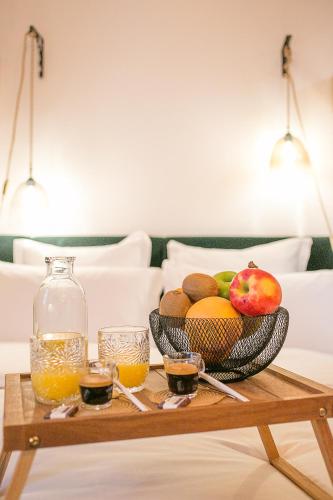 - une table basse avec un bol de fruits et de jus dans l'établissement GMimosa Séjournez dans un esprit Boutique Hotel, à Marseille