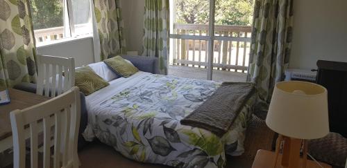 una piccola camera con letto e finestra di Incline Cottage a Upper Hutt