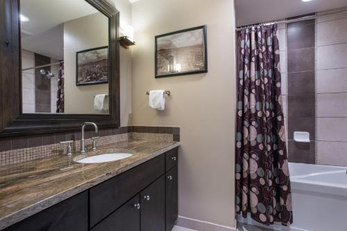 Bany a Spacious Village View Townhouse with Fireplace at Parry Peak Lofts townhouse