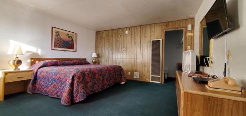 Кровать или кровати в номере Budget Inn Motel Gallup