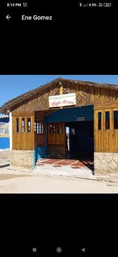 un edificio con un cartel en la parte delantera en PLAYA ARCO IRIS, en Cabo de la Vela