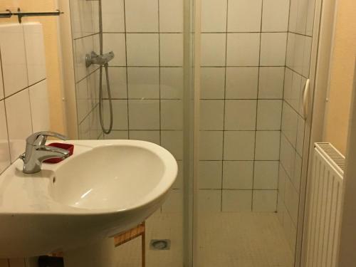 La salle de bains est pourvue d'un lavabo et d'une douche. dans l'établissement Gîte Velle-sur-Moselle, 3 pièces, 5 personnes - FR-1-584-178, à Velle-sur-Moselle