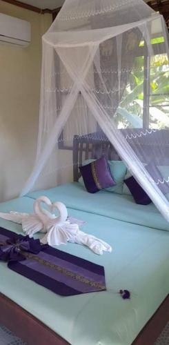 เตียงในห้องที่ Khao Sok River & Jungle Resort