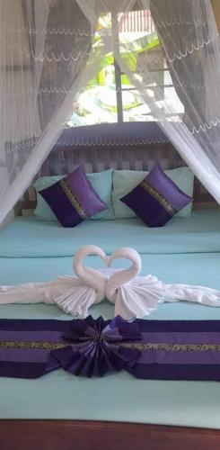 เตียงในห้องที่ Khao Sok River & Jungle Resort