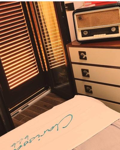 a piece of paper sitting on a bed with a radio at CLARISSABEB in Fiumicino