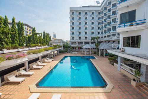 zdjęcie basenu w hotelu w obiekcie Caesar Palace Hotel w mieście Pattaya Central