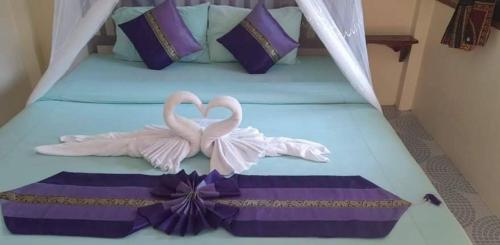 เตียงในห้องที่ Khao Sok River & Jungle Resort