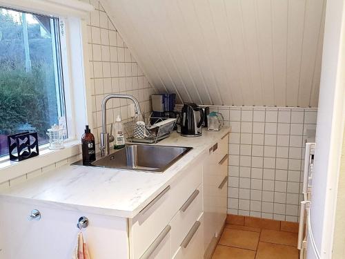 cocina con fregadero y ventana en Holiday home in Torslanda 2 en Hällsvik