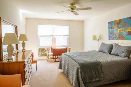 - une chambre avec un lit et un ventilateur de plafond dans l'établissement La Maison des Ours, à Earlysville