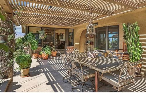 a patio with a table and chairs and plants at Dessert Hot springs / Palm Springs in Desert Hot Springs