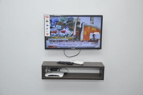 Royaleinn Sirkaliにあるテレビまたはエンターテインメントセンター