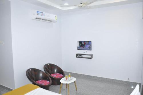 Royaleinn Sirkaliにあるテレビまたはエンターテインメントセンター